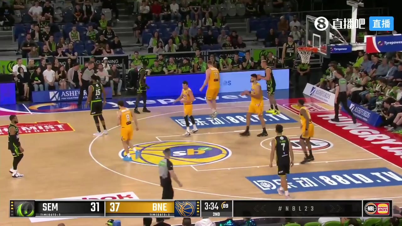 凤凰队出现低级失误 教练场边发怒 徐静雨：教练无能狂怒