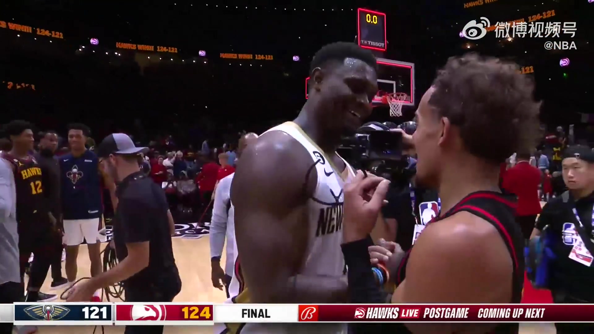 胖虎和小夫？锡安和特雷-杨赛后亲密互动，体型差感人