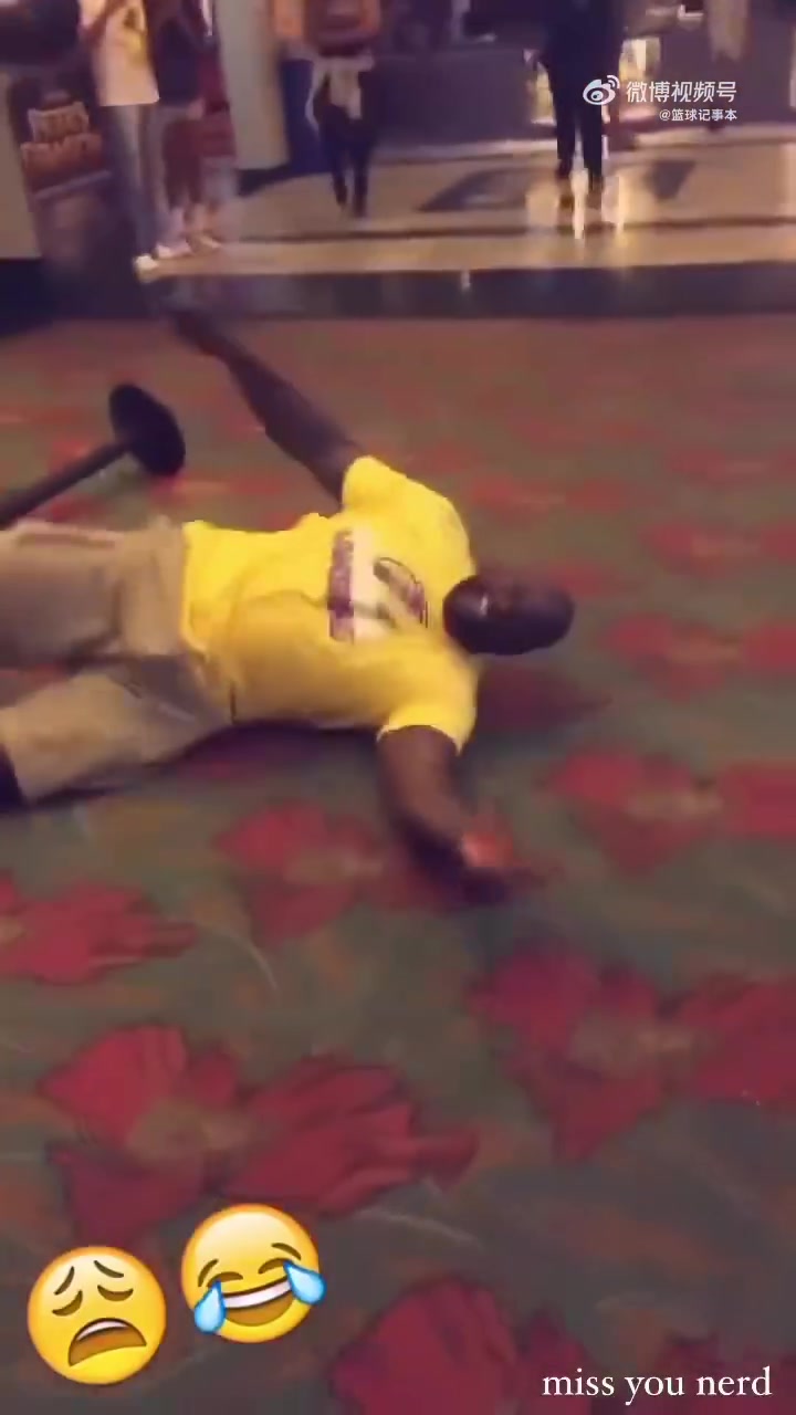 真的逗！奥尼尔想翻越围栏直接被绊倒