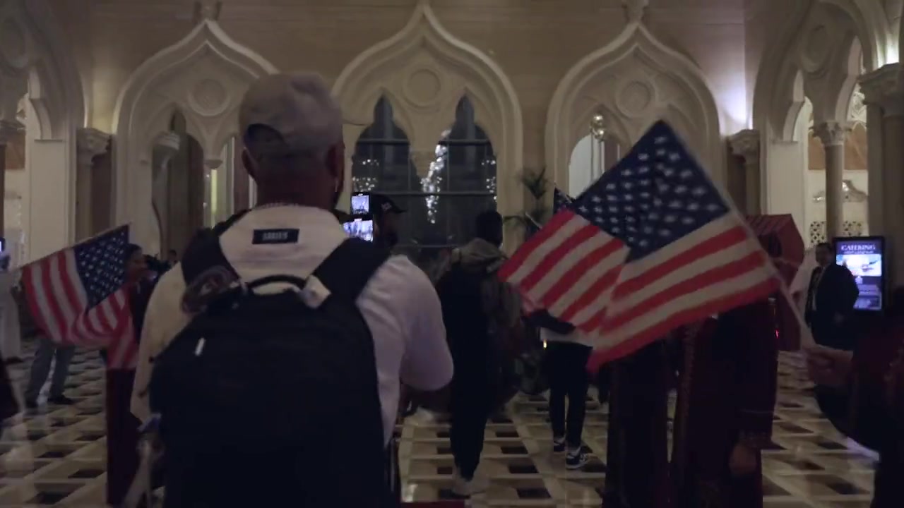 高人气！美国队抵达多哈酒店，工作人员挥舞美国国旗欢迎