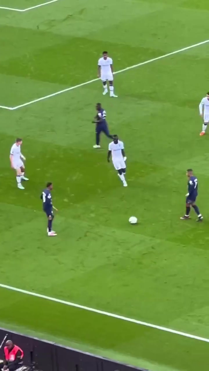 谦让!内马尔姆巴佩互相传球,结果马尔被放倒