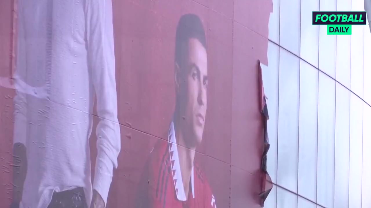 C罗巨型画像在老特拉福德球场被拆除