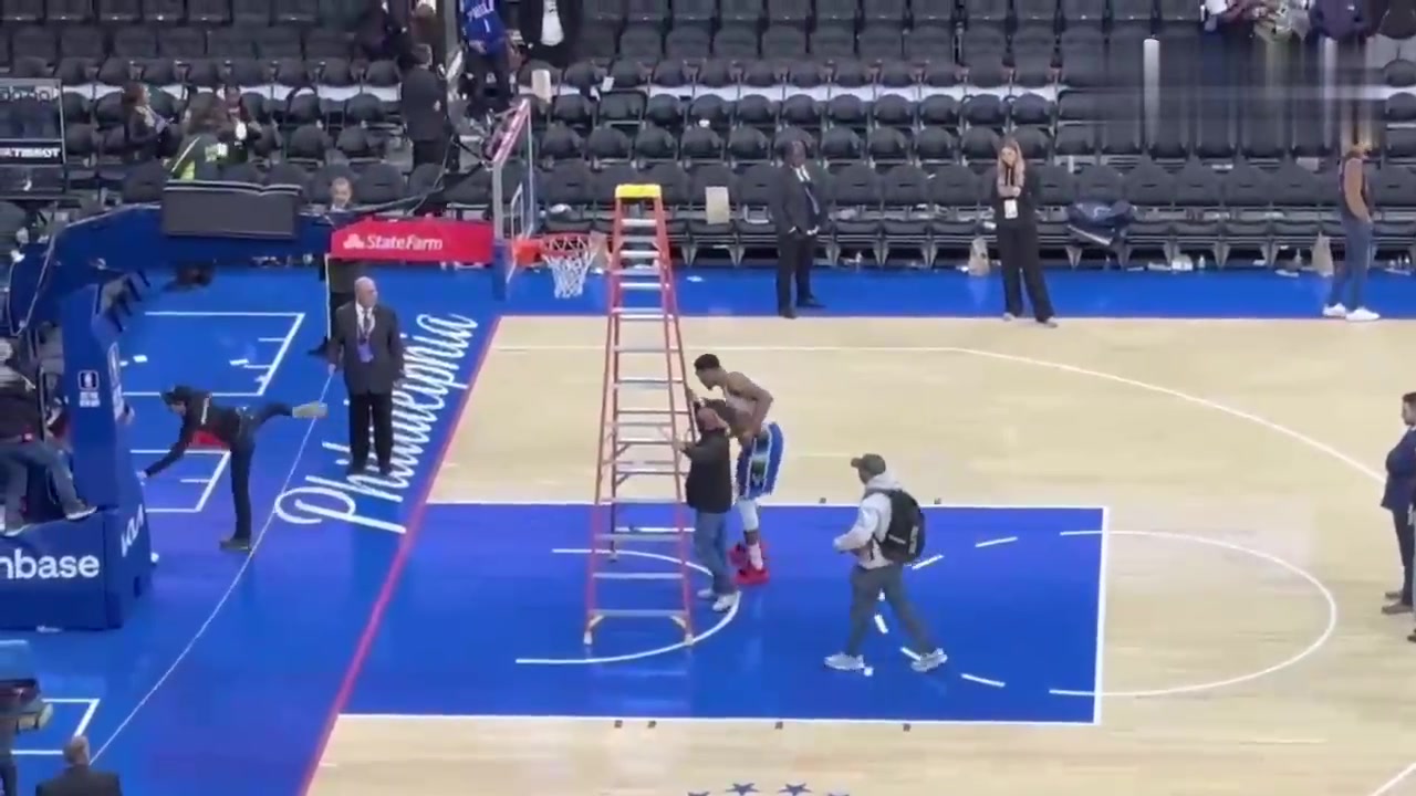 心态崩了？字母哥赛后欲加练罚球 怒推倒篮下76人修理工梯子