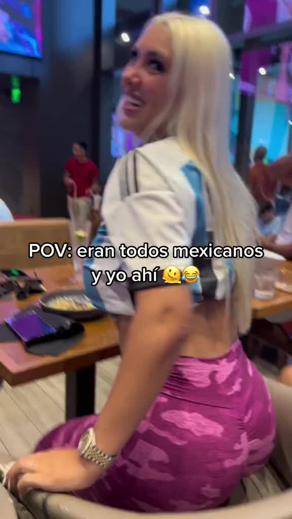 这巨无霸身材！美国餐厅内阿根廷女球迷挑衅墨西哥球迷