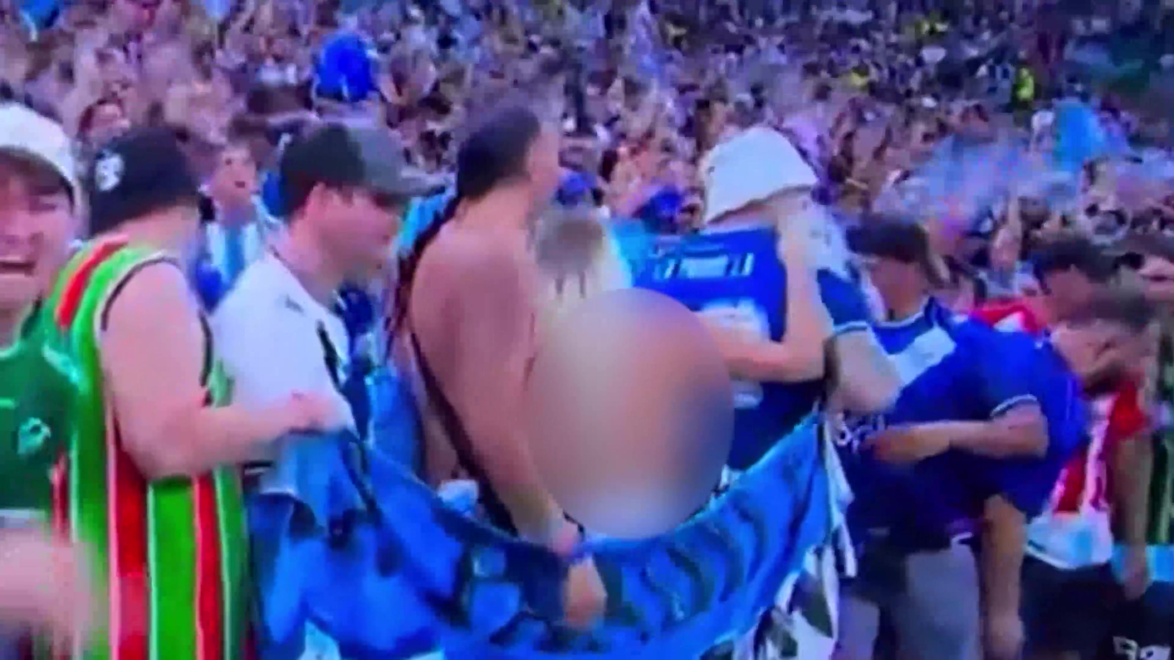 真不把大家当外人！阿根廷女球迷脱掉上衣庆祝