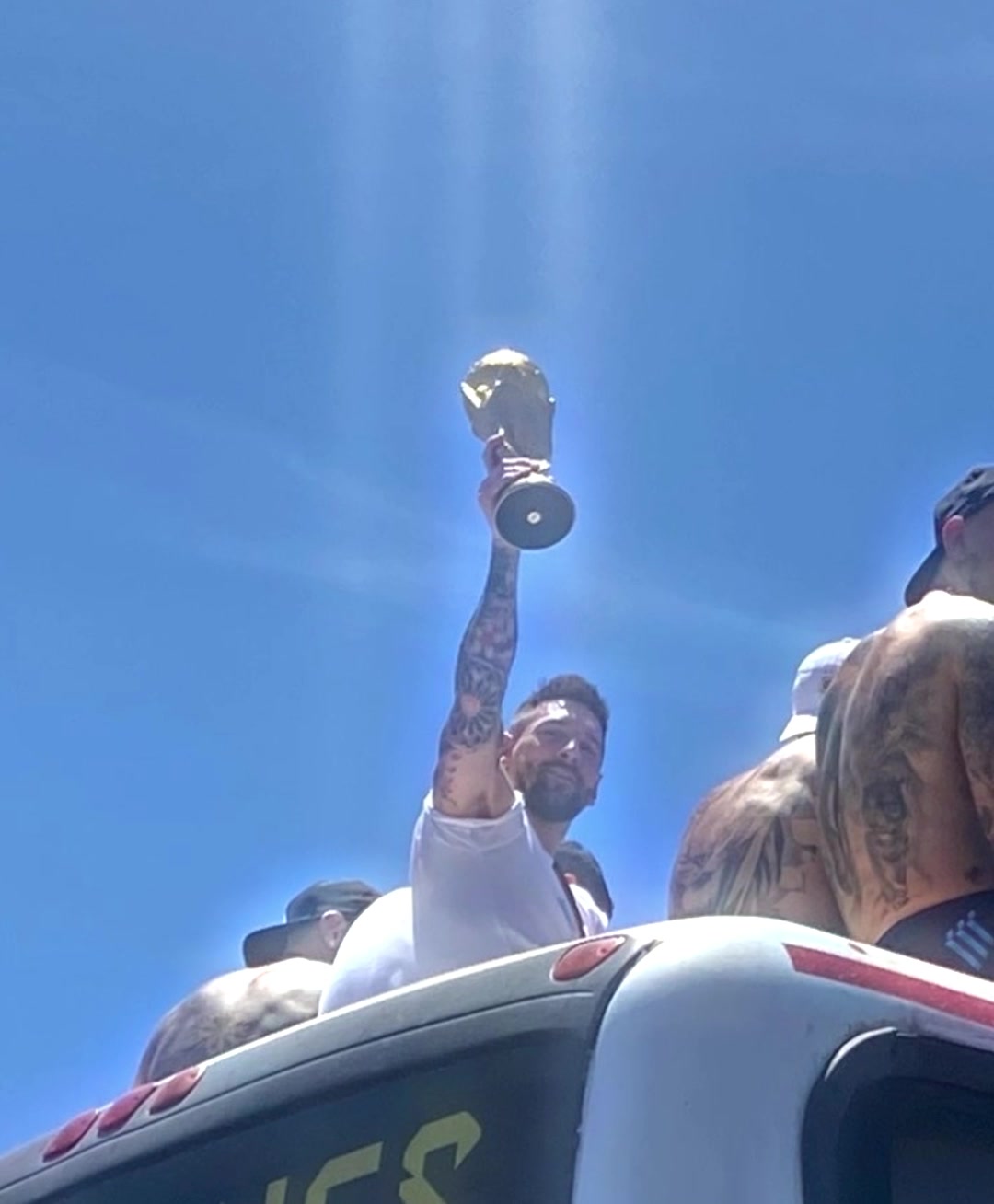 迭戈洒下他的光辉!梅西高举大力神杯,一道光束将他笼罩