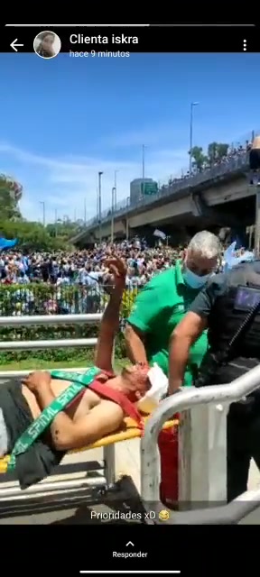 这得多狂热啊！阿根廷球迷庆祝夺冠受伤，躺着担架仍不忘庆祝
