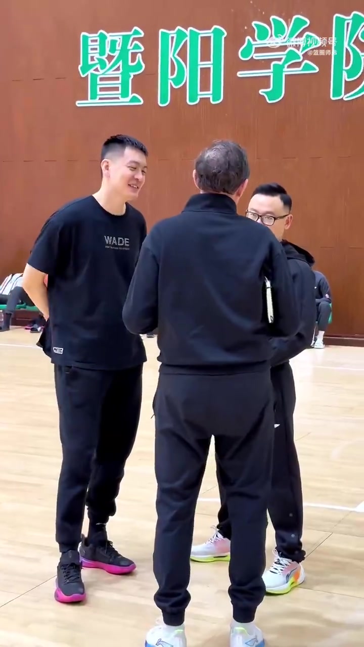 复仇了！杨鸣昨天被郭艾伦打爆，今天成功防下艾伦和弗格！