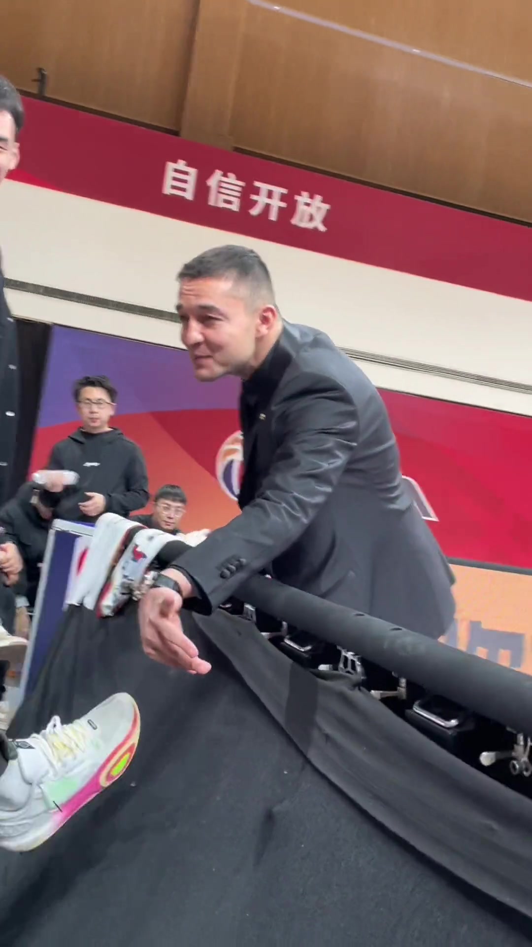 教练兼球员就是赚钱呀！西热在场边向替补球员席晒名表