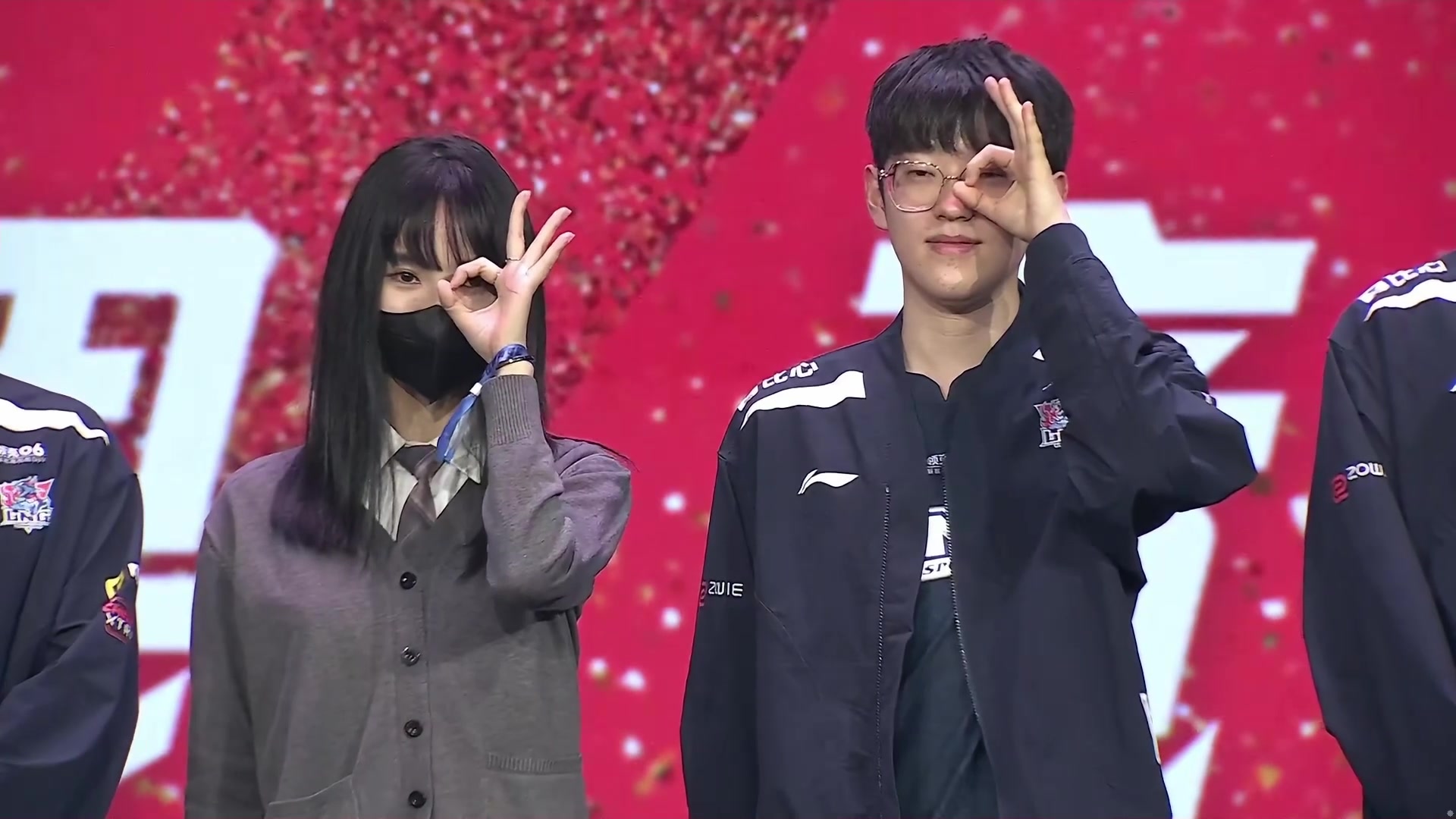 黑长直JK短裙女粉丝，和Scout比出可爱的POSE合影~