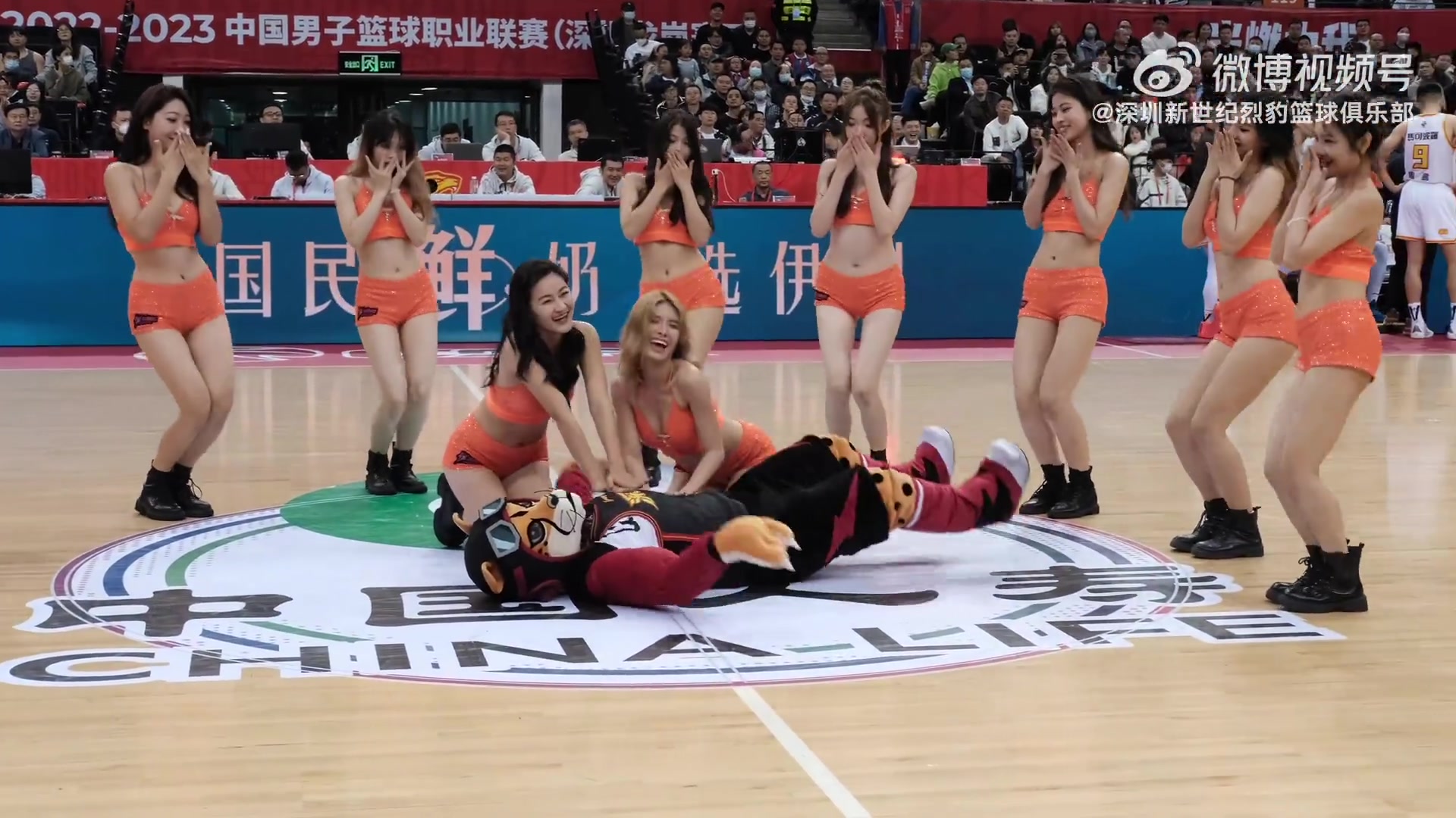 这舞跳得有点尬啊！深圳啦啦队抢救吉祥物“小豹子”