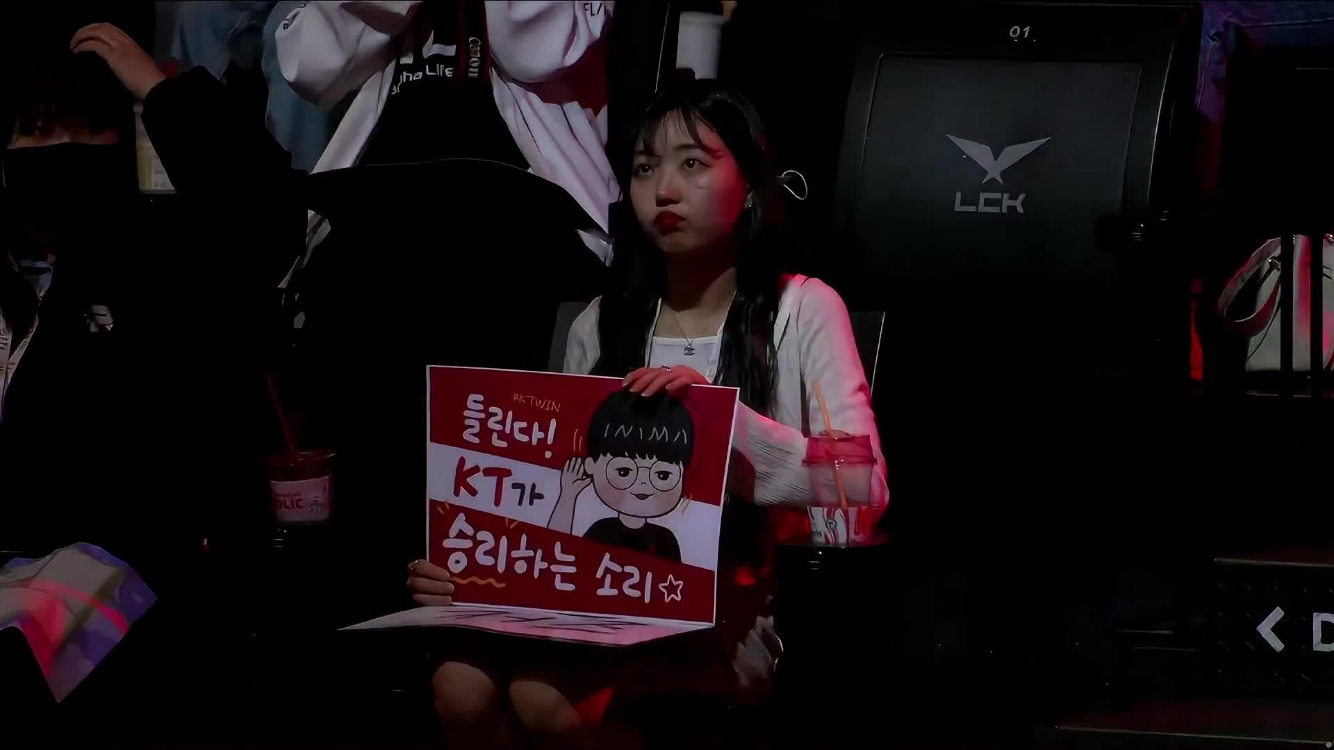 韩国妹子都好娇羞啊！看到镜头还会发抖呢！