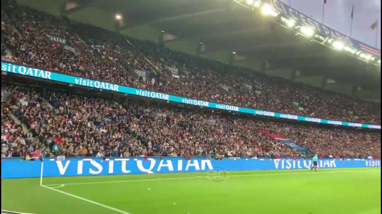 巴黎主场看台两波力量的对决！一边高喊Messi！另一边发出嘘声！