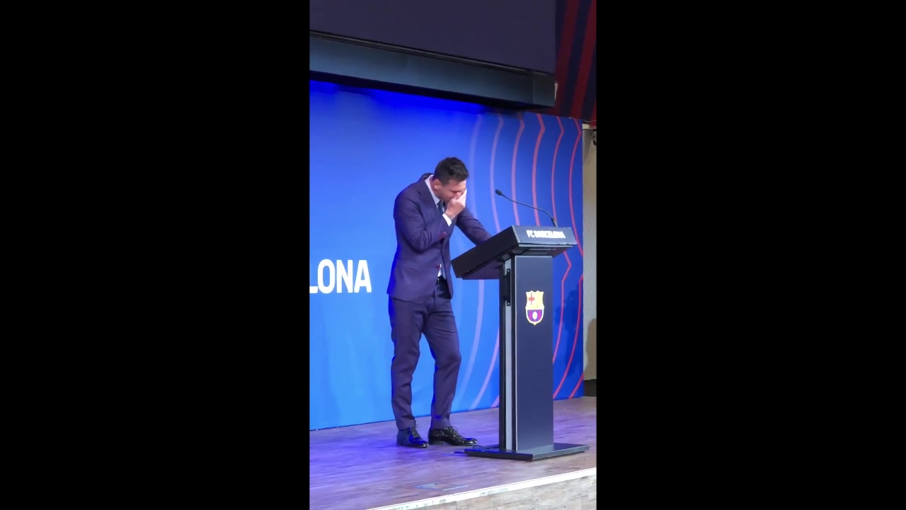 控制不住！离开巴萨，梅西当年含泪进入会场