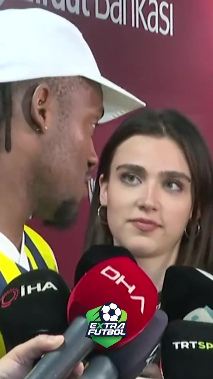 土耳其女记者看向费内巴切球员的眼神