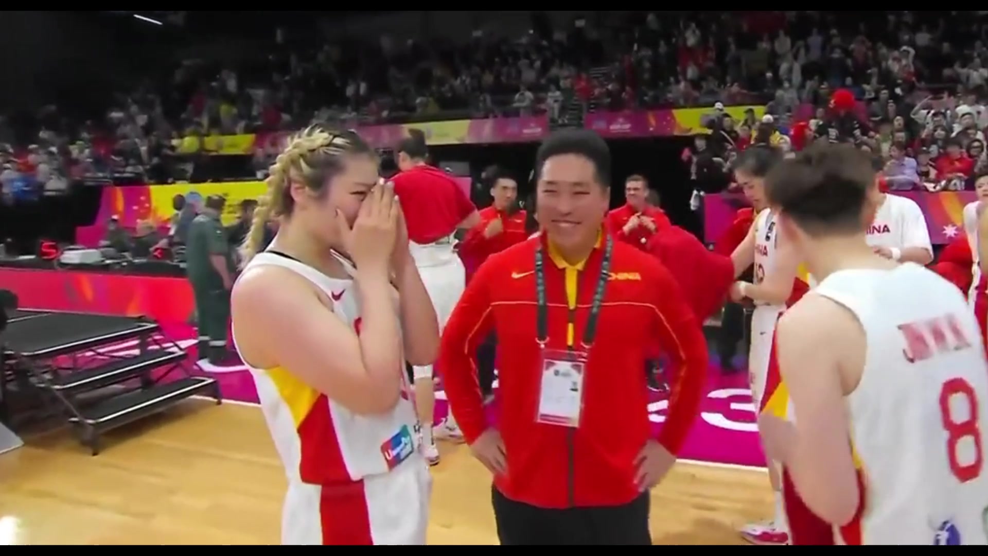 李梦哭了！！中国女篮夺冠后，李梦激动得掩面哭泣！