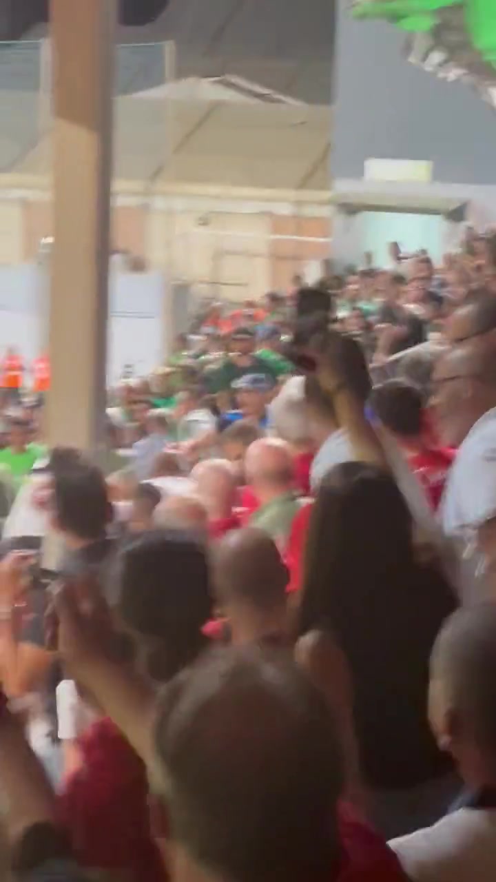 不和谐！欧冠预赛上，海法马卡比球迷与哈姆伦斯巴达球迷爆发冲突
