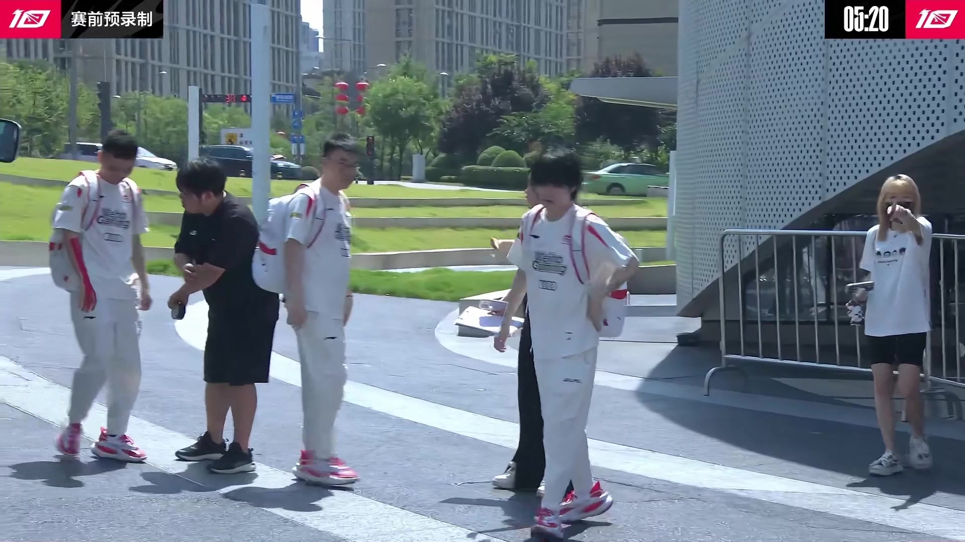 赛前预录制：WBG与NIP选手，粉丝进场画面，现场采访