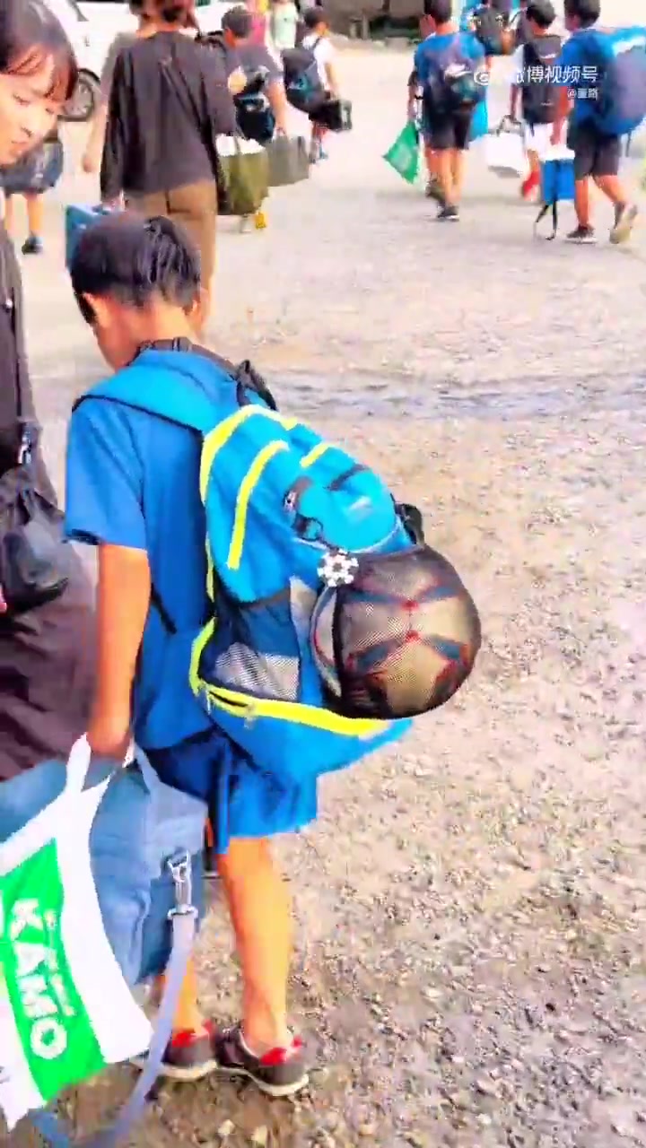 董路:日本踢球孩子日常，我感觉他们搬个煤气罐，家长也不会帮
