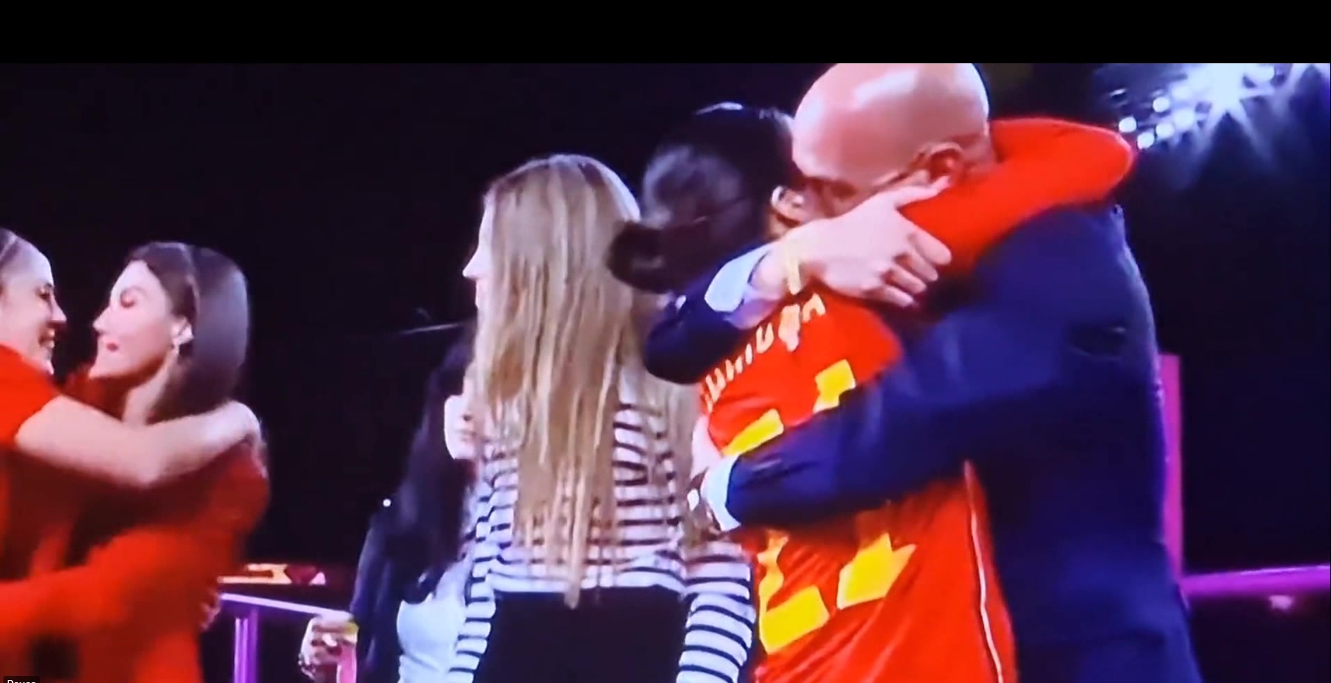 文化不同？女足世界杯颁奖，西班牙足协主席挨个亲吻女足姑娘