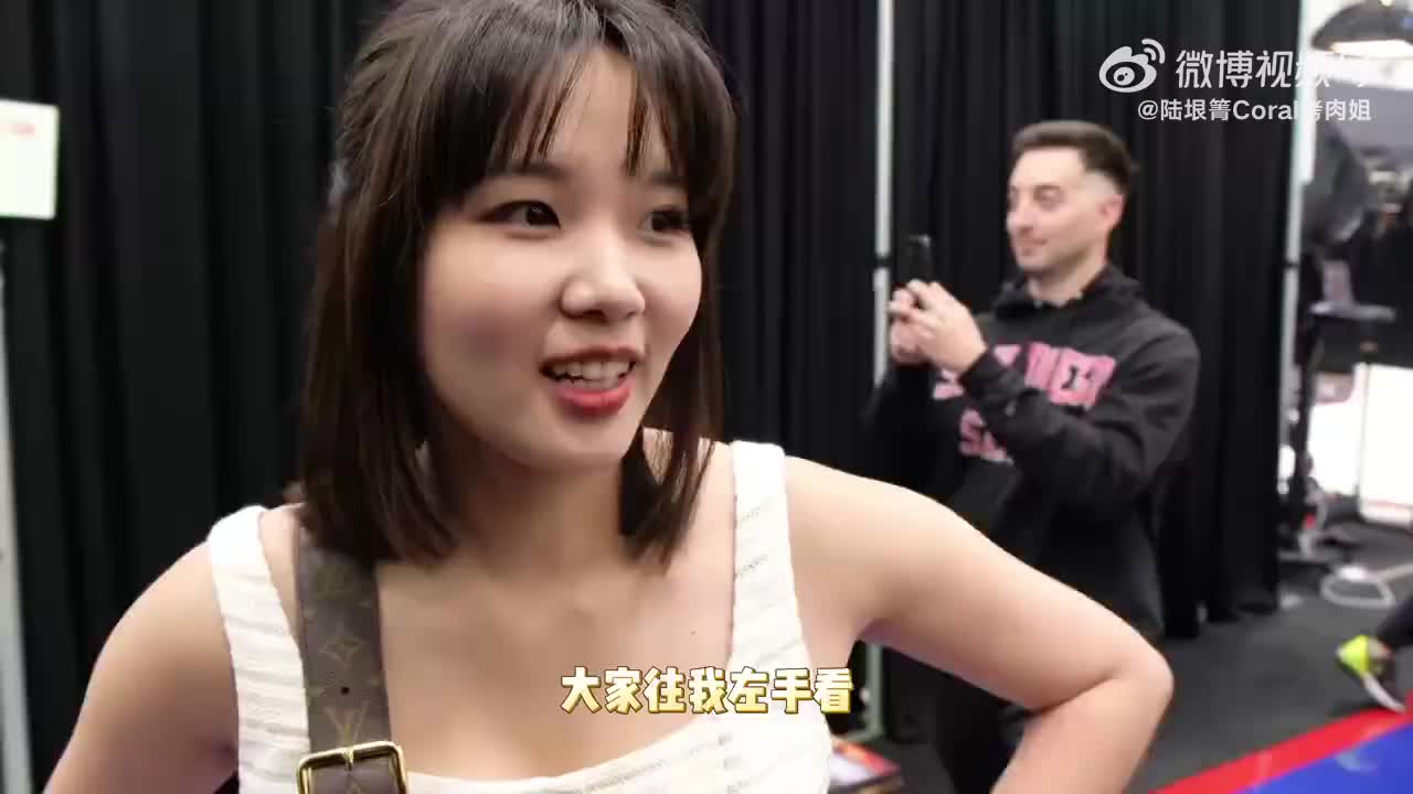 烤肉姐采访小卡：下次来中国最想干嘛？小卡：再去一次长城！