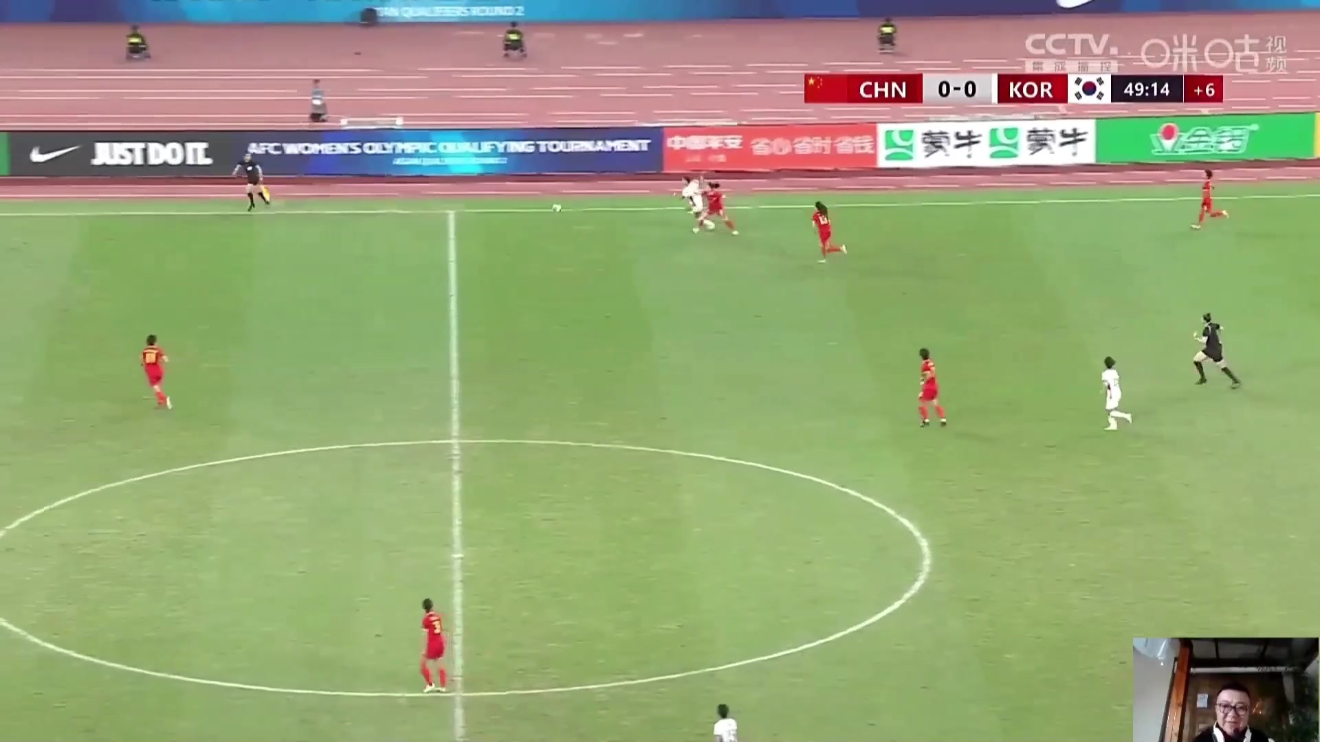 吓得董路大喊：我去！中国女足中场失误，韩国反击击中立柱