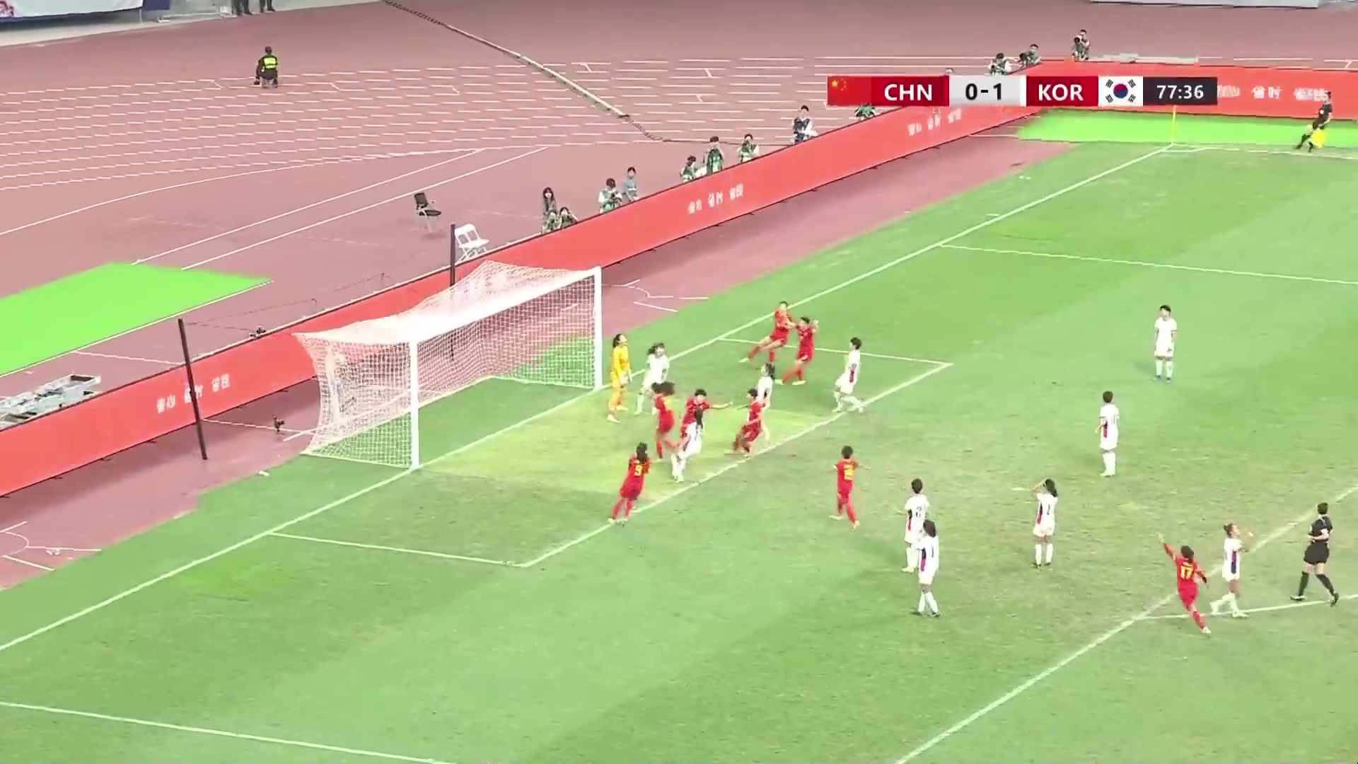 中后卫变前锋！王珊珊头球破门，中国女足1-1版本比分