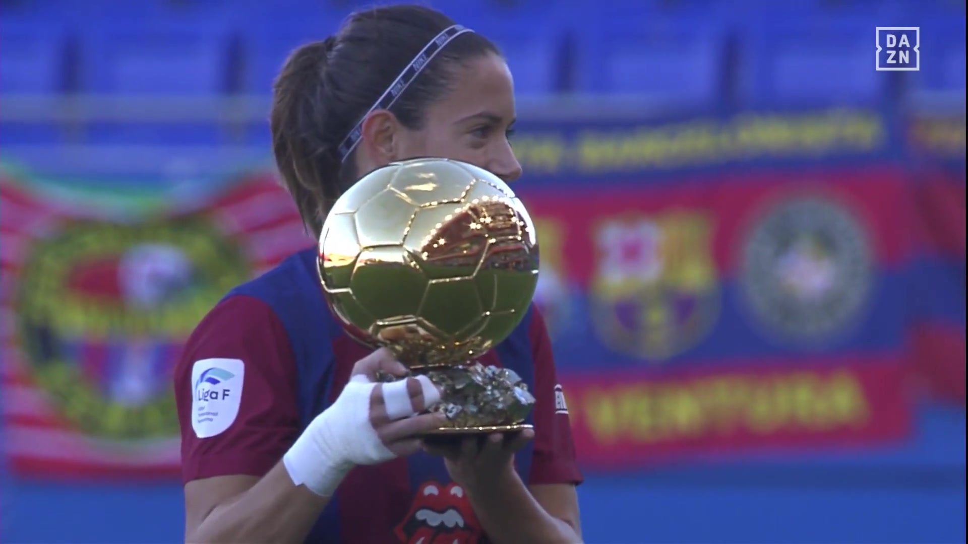 巴萨女足8-0塞维赛前，艾塔娜-邦马蒂在克鲁伊夫球场展示金球奖❤️