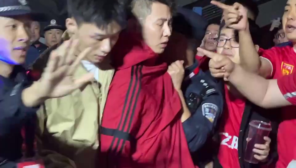 球迷支持韩国赛后遭围堵谩骂丢水瓶：汉奸 CNM！
