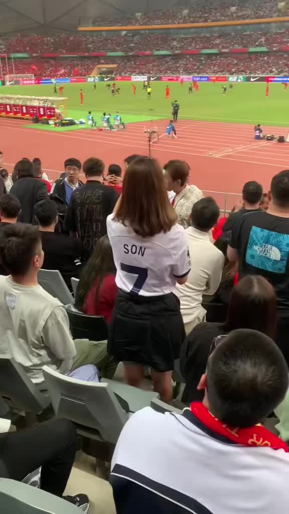 如何评价？女球迷穿孙兴慜球衣遭怒骂：你是中国人还是韩国人？