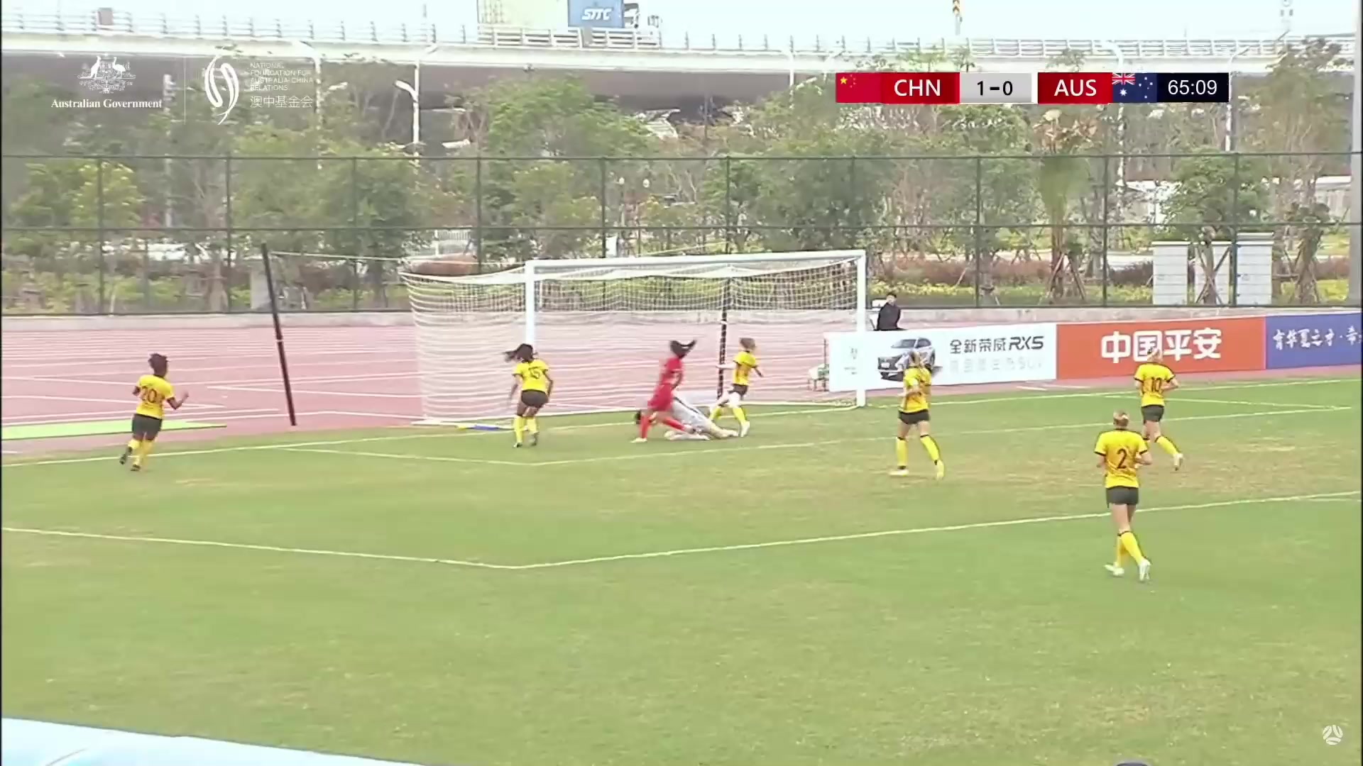 驻老挝使馆同中国U20女足队举行联谊活动