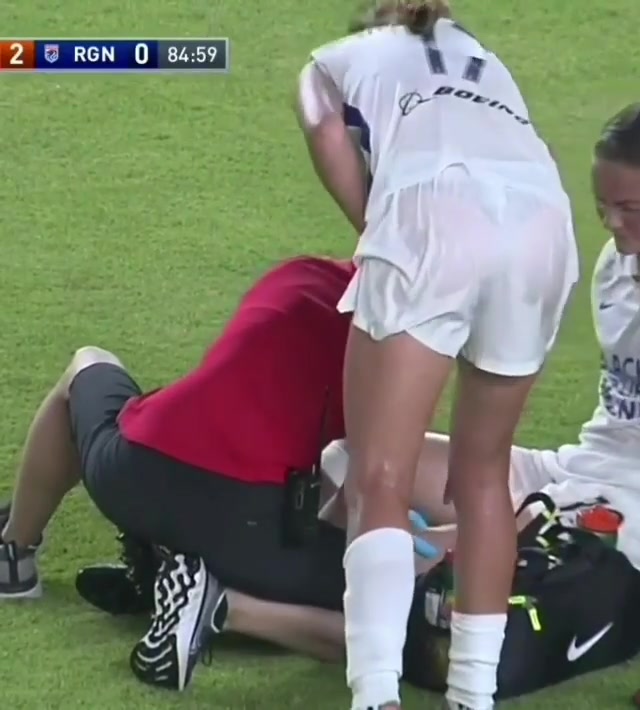 这球衣有点透！女球员受伤治疗，被摄影师无意拍到这一幕