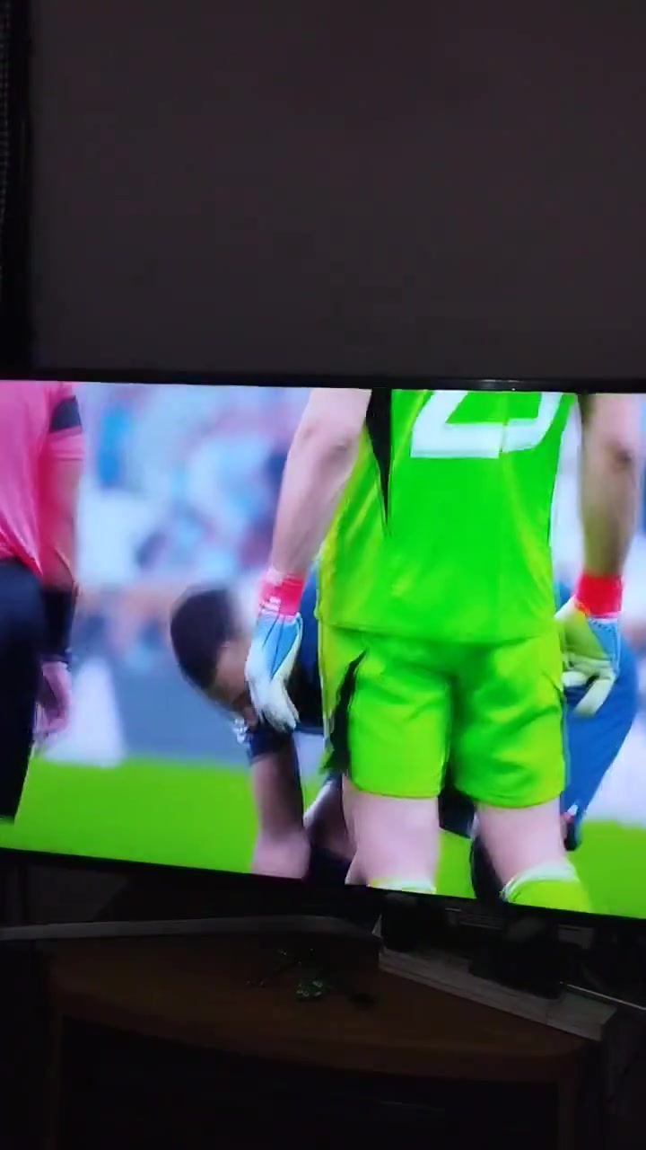 世界杯决赛罚点球时，大马丁用JJ顶姆巴佩的脸