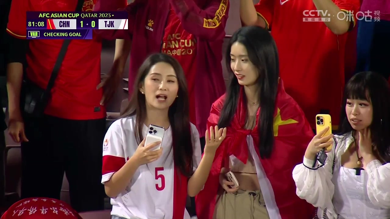 养眼！现场惊现两位中国美女球迷