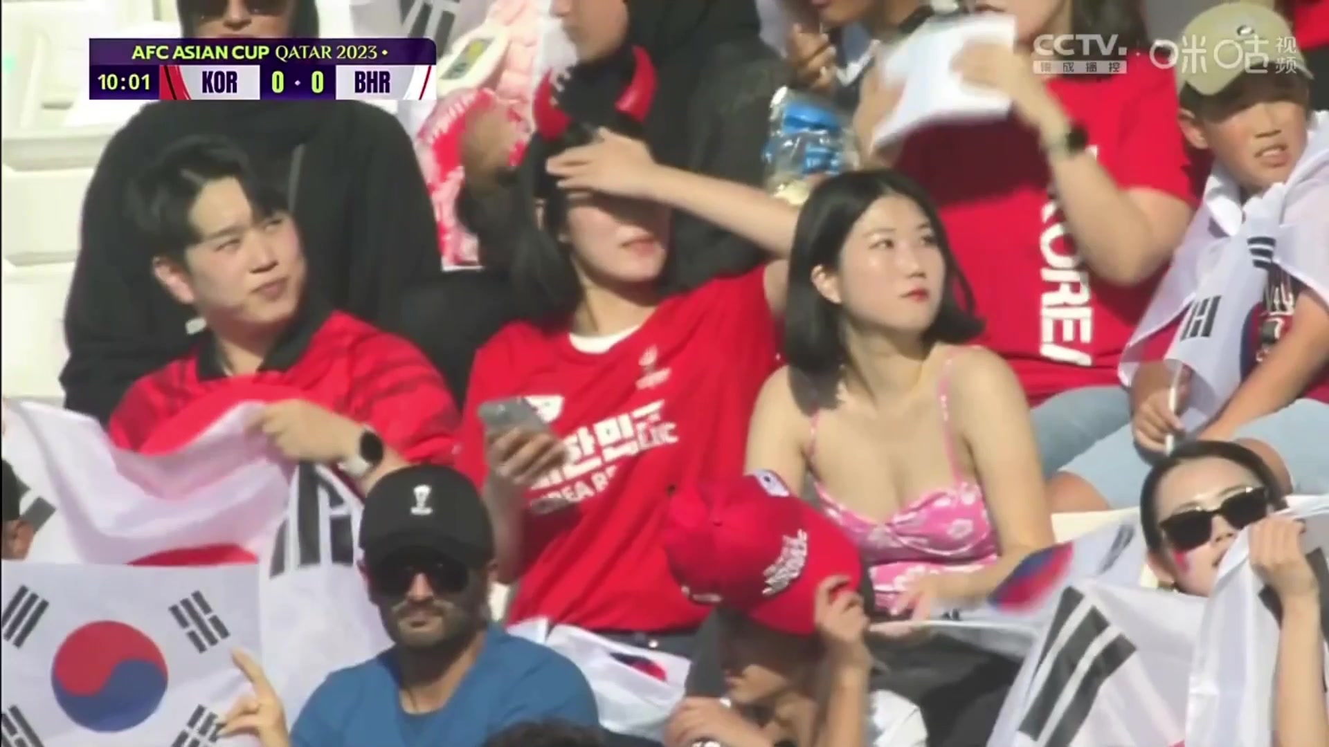 天气很热啊！韩国女球迷穿着清凉装