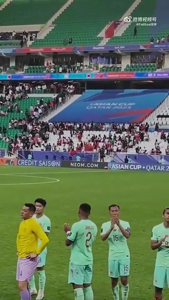 不离不弃，国足球迷赛后场边给国足球员加油打气！