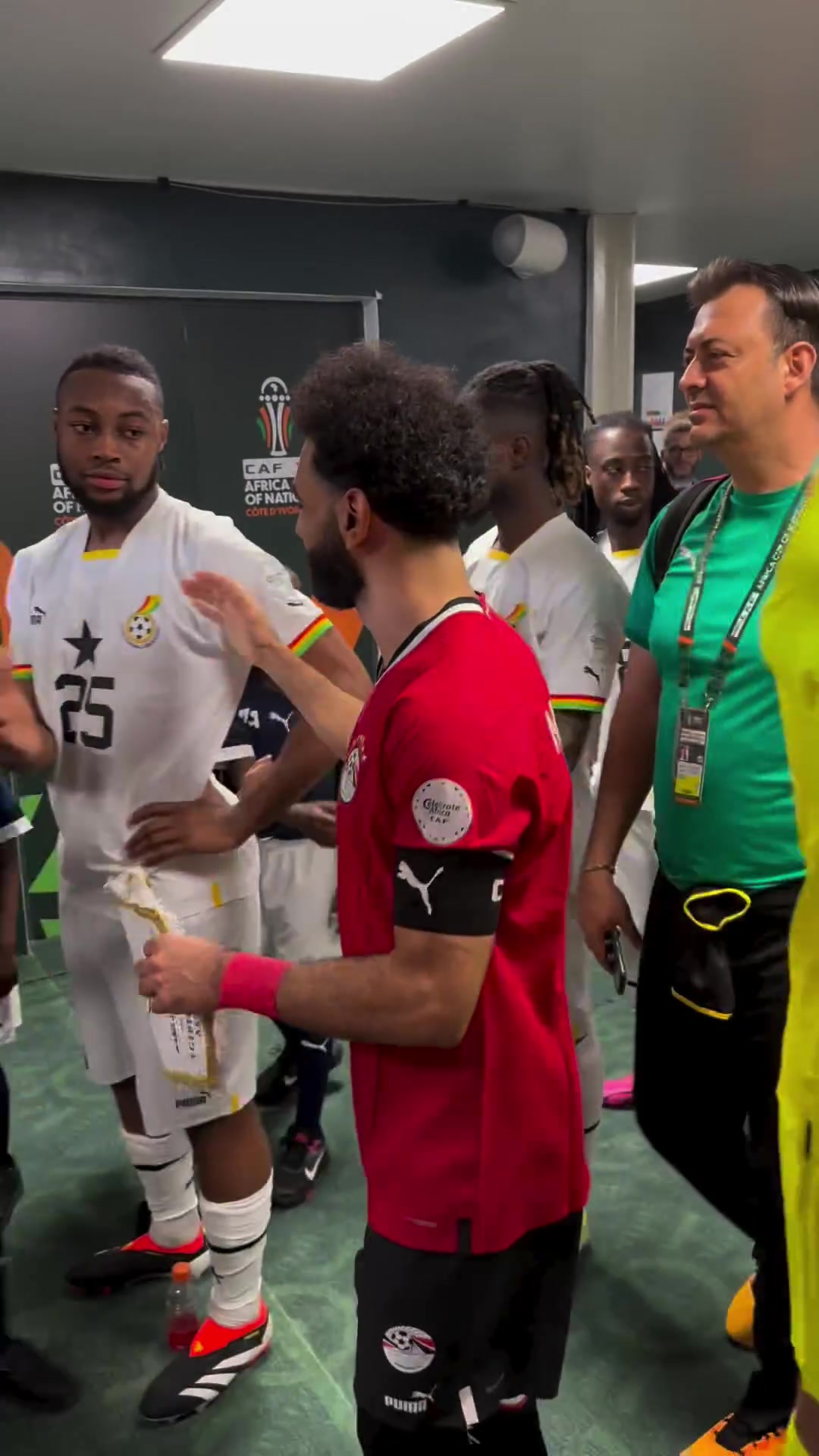 他就是“埃及国王”！非洲杯球员球童见到萨拉赫的反应