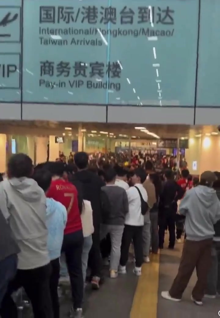 中国球迷迎接C罗，机场入境口被围得水泄不通