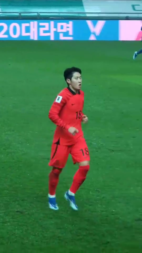 韩国队的李刚仁，远景镜头看着像小孩，近看居然这么壮