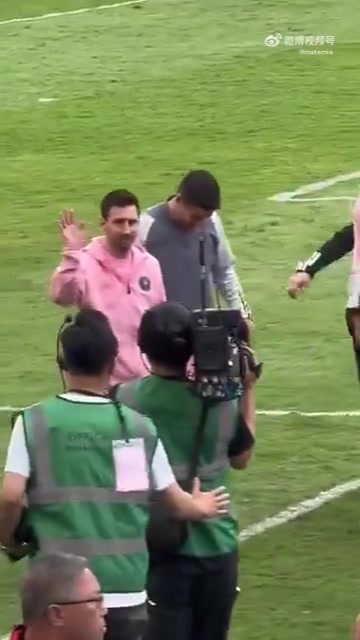 在与中国香港队中场结束时，球迷高呼梅西，梅西和球迷们挥手互动