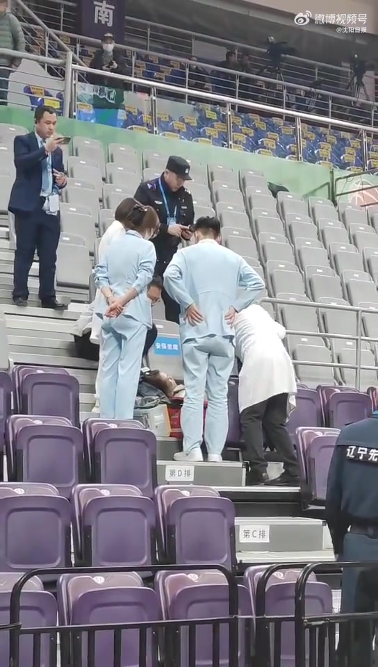 什么情况？辽宁主场进入加时赛，场边一位女球迷突然晕倒！立即接受急救！