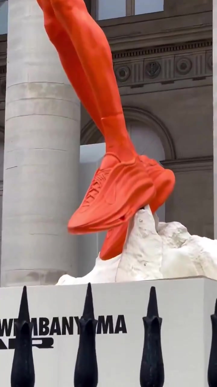 意义非凡！19岁的文班亚马，已经在巴黎拥有了一座自己的雕像！
