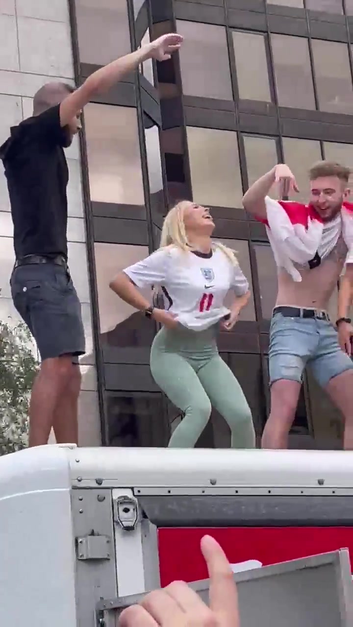 网飞出英格兰欧洲杯决赛纪录片，女球迷：为啥我脱衣庆祝没入镜？