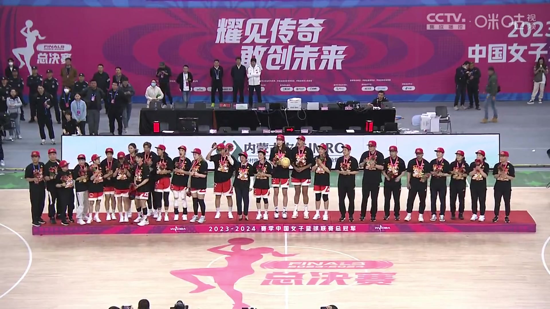 荣耀时刻！姚明亲临现场，为四川女篮颁发WCBA总冠军奖杯！