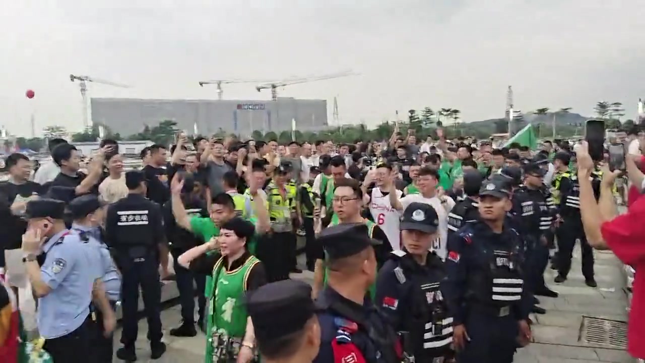 辽粤G4场外，辽宁球迷入场时，广东球迷在一旁高喊：热烈欢迎！