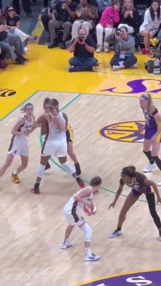 果然是女库里！克拉克在WNBA上演近乎Logo距离的三分！
