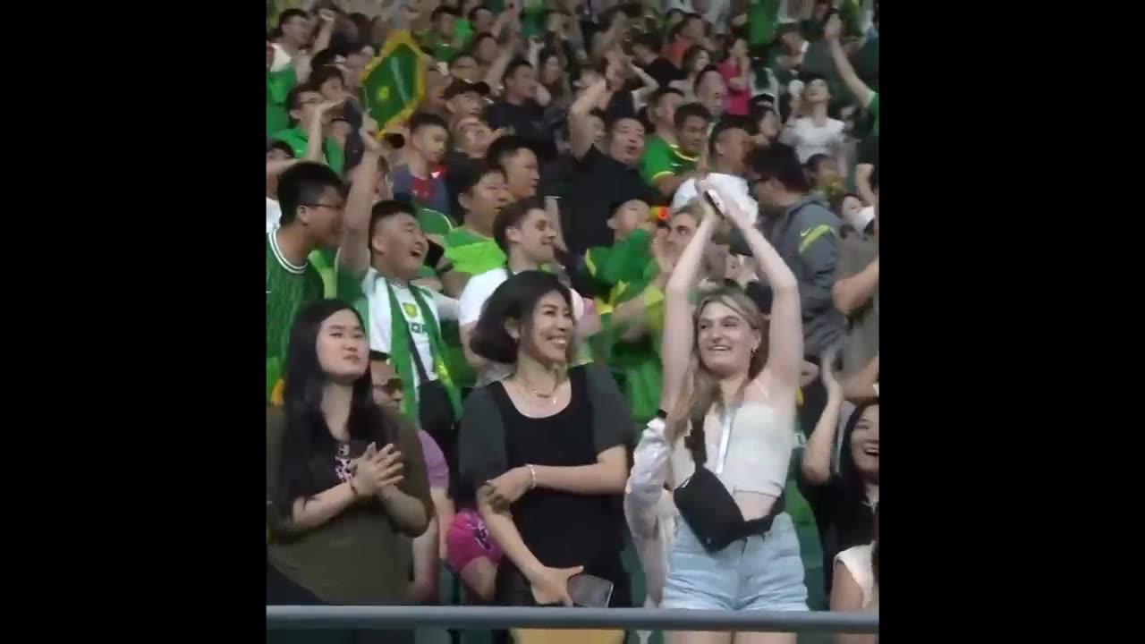 进球后现场的国安国外女球迷很激动