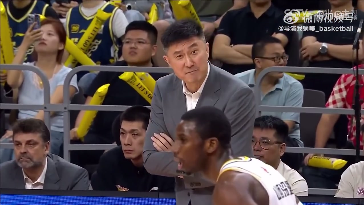 名场面诞生？迪亚洛投进三分球之后遭到杜锋怒骂 无奈捂耳朵