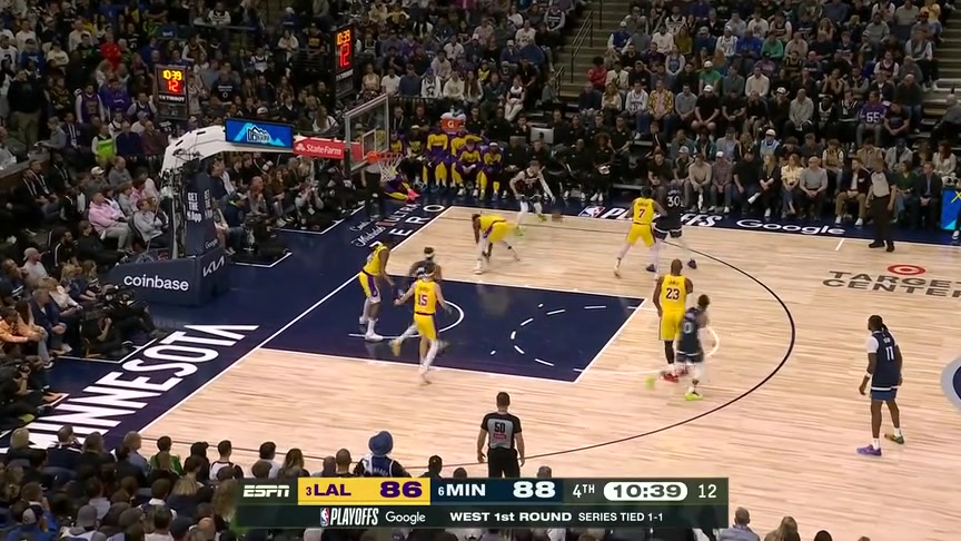 十佳球没跑了！迪文岑佐惊艳操作晃倒DFS，三分命中点燃全场！