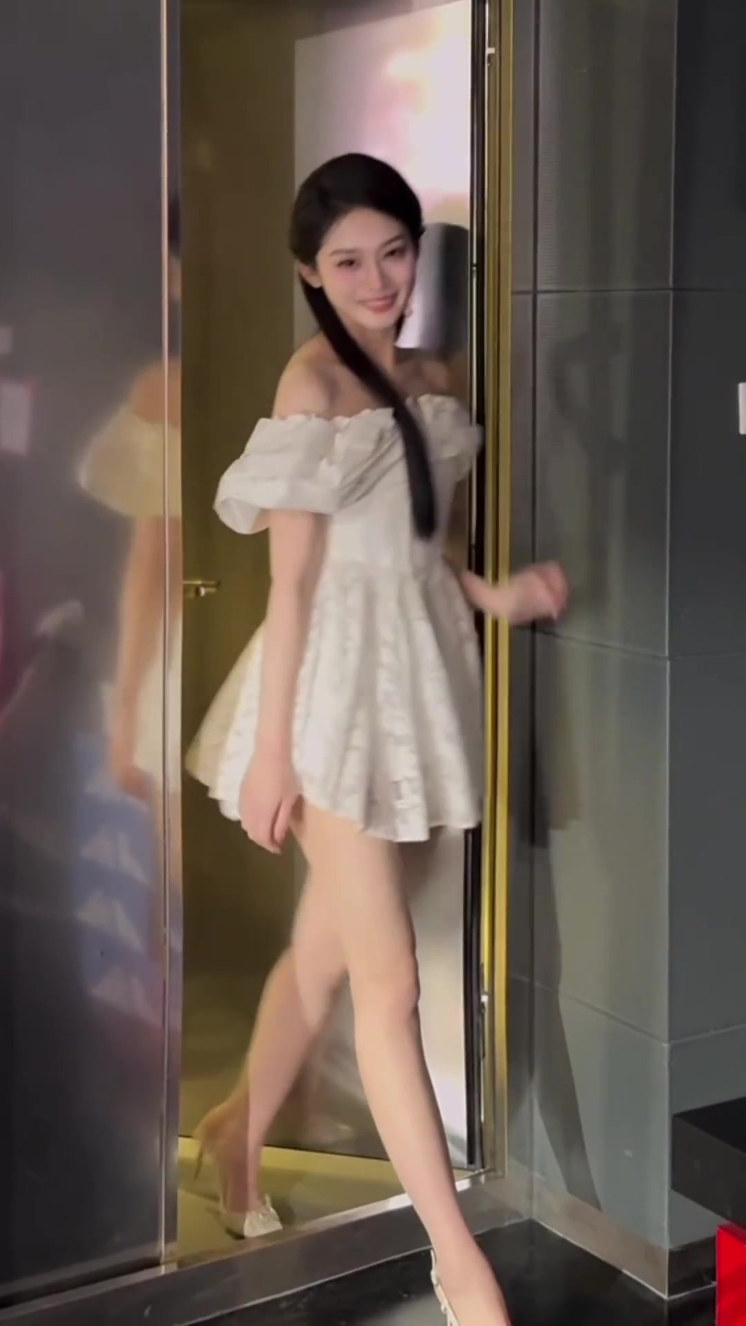 大长腿啊！美女主播婧雯的变装视频：另一个
